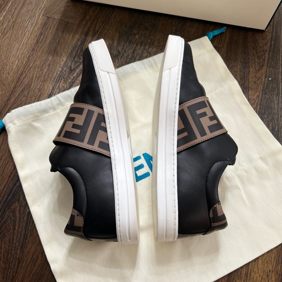 Fendi Kids' FF Logo Low Top Sneaker Kids Size 34 ( US 3) - Picture 2 of 11